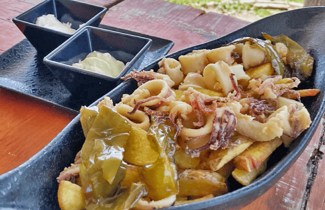 Autenticos calamares fritos con patatas, pimientos y dos salsas